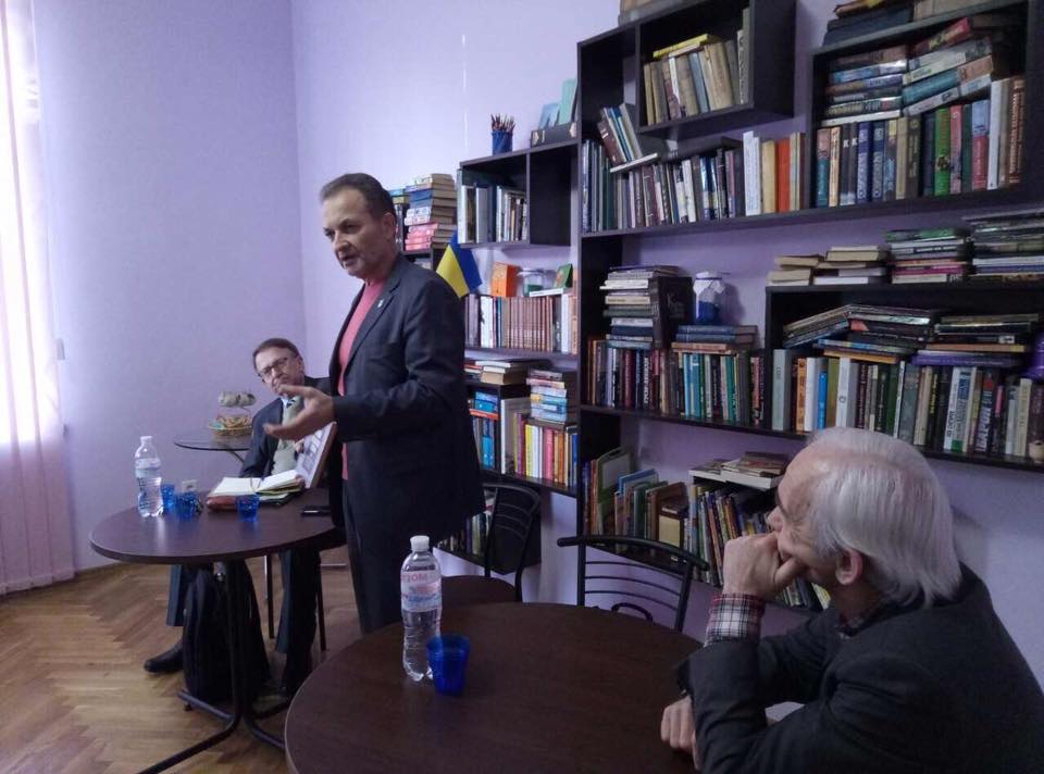 "Залишатися чи емігрувати: Тичина versus Маланюк" "Залишатися чи емігрувати: Тичина versus Маланюк"