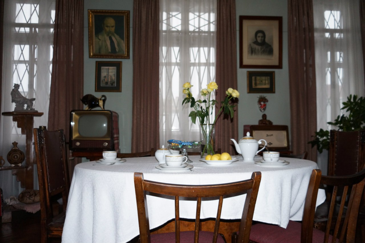 "Залишатися чи емігрувати: Тичина versus Маланюк" "Залишатися чи емігрувати: Тичина versus Маланюк"